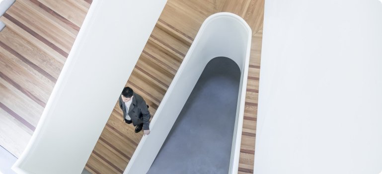 Persona revisando un calendario de pagos